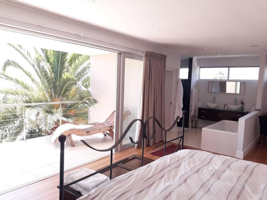 Villa Luxury 12 Bed Villa, Amazing Views, Solar Power Cape Town