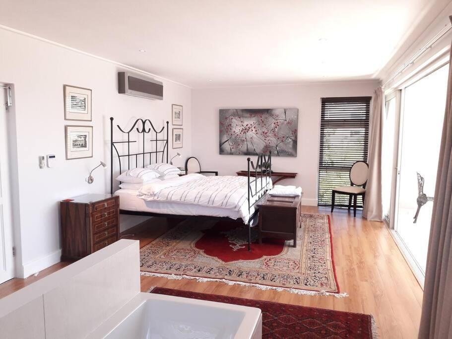Villa Luxury 12 Bed Villa, Amazing Views, Solar Power Cape Town