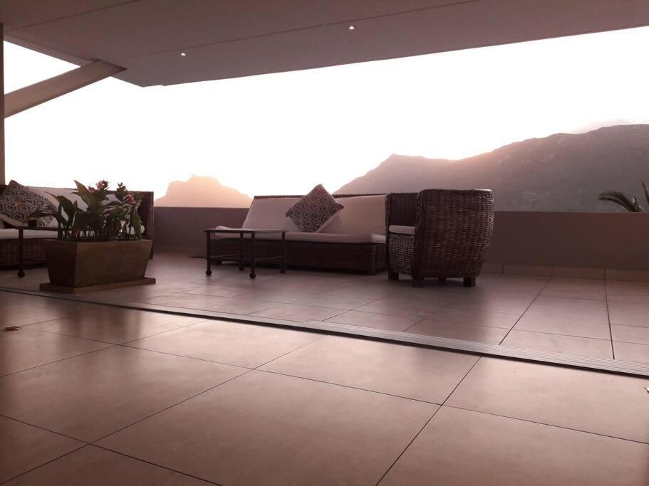 Luxury 12 Bed Villa, Amazing Views, Solar Power Cape Town
