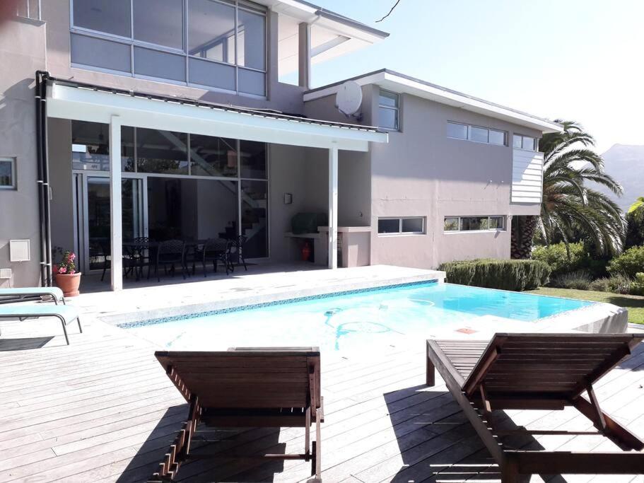 Villa Luxury 12 Bed Villa, Amazing Views, Solar Power *