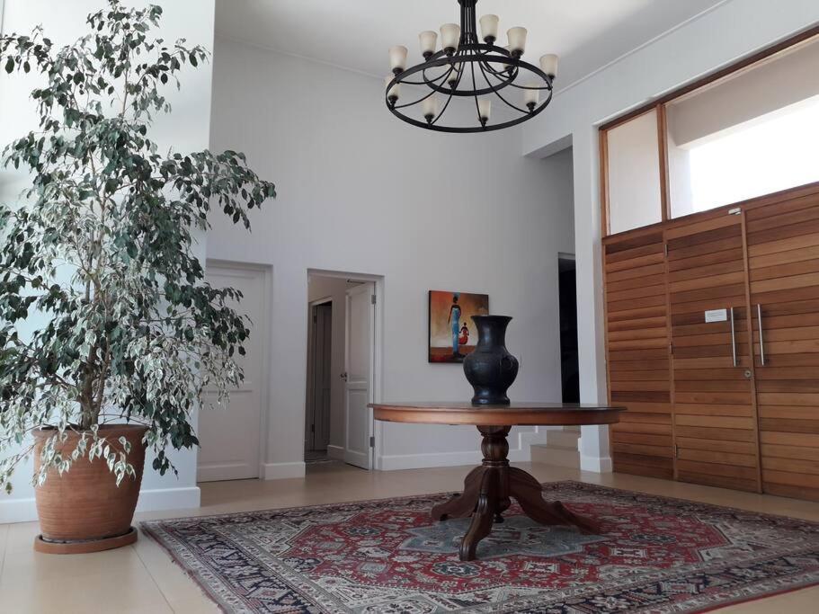Luxury 12 Bed Villa, Amazing Views, Solar Power Cape Town