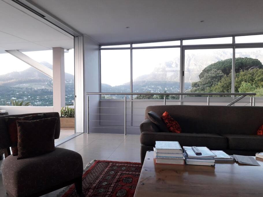 Luxury 12 Bed Villa, Amazing Views, Solar Power * Cape Town