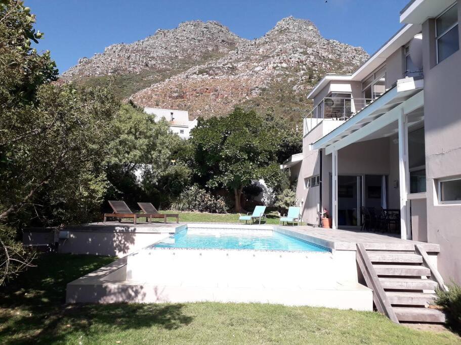 Luxury 12 Bed Villa, Amazing Views, Solar Power Cape Town